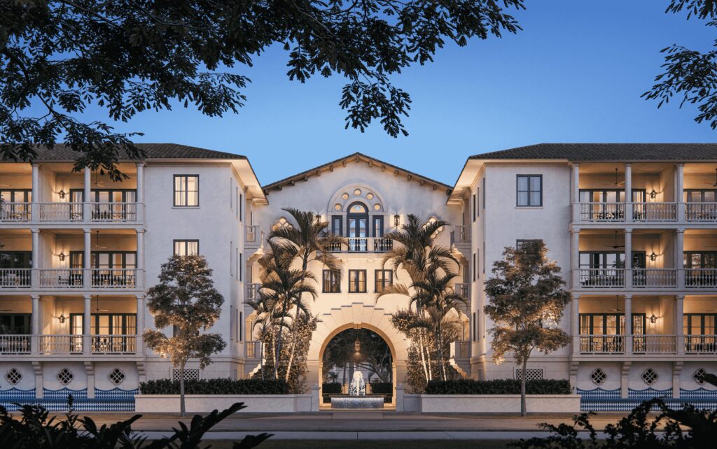 The Village at Coral Gables — fachada del edificio estilo mediterráneo al atardecer