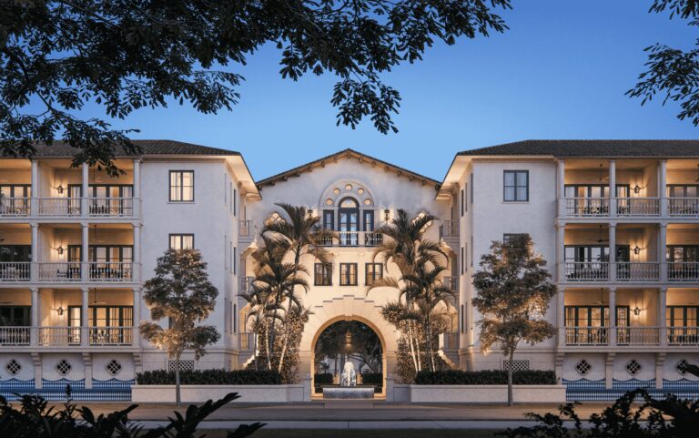The Village at Coral Gables — fachada del edificio estilo mediterráneo al atardecer