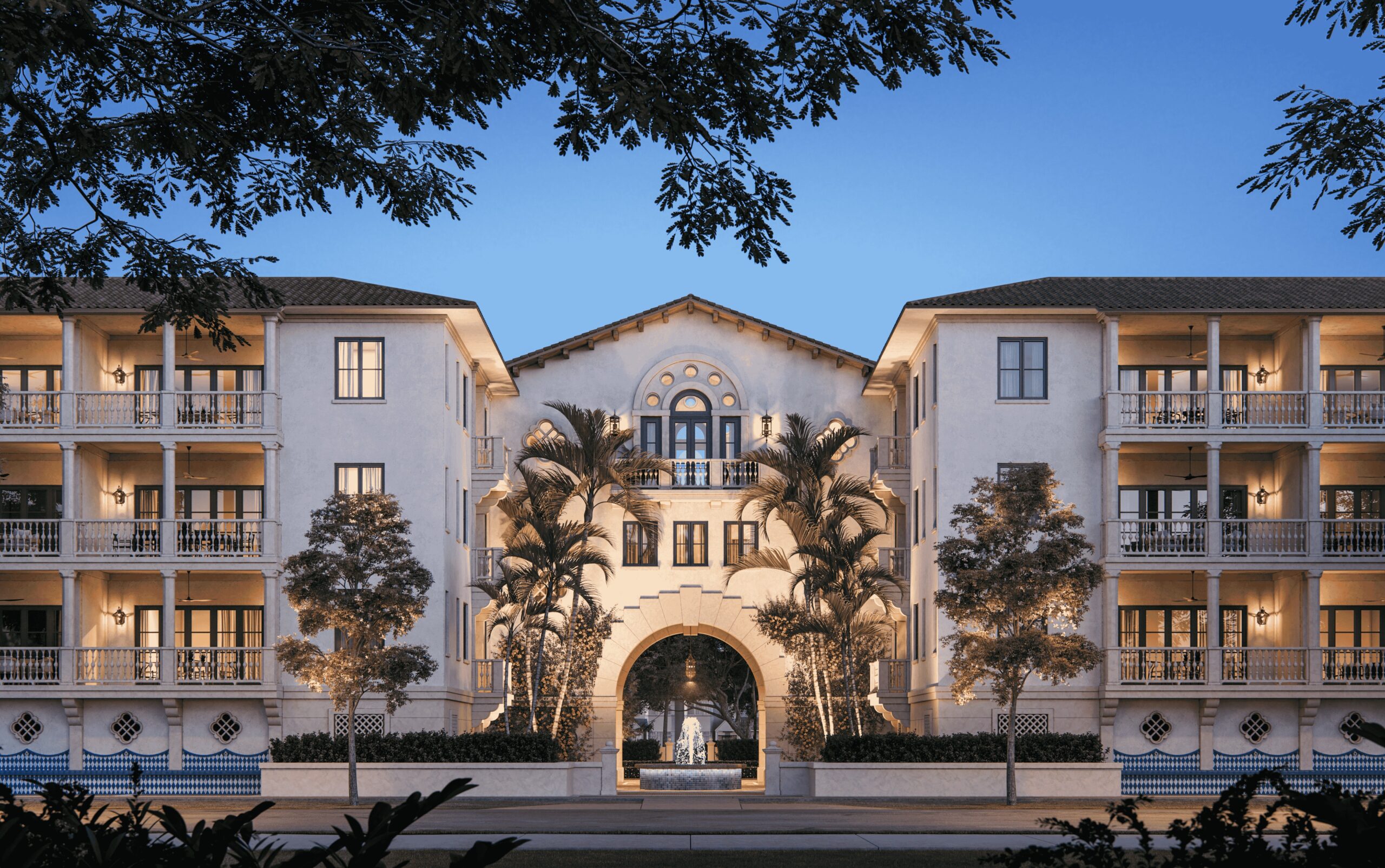 The Village at Coral Gables — fachada del edificio estilo mediterráneo al atardecer