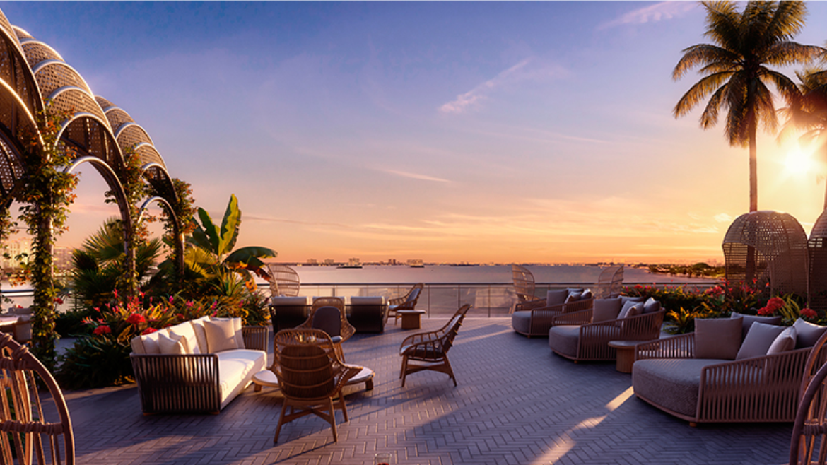 Terraza al atardecer en Continuum Club & Residences con vistas a Biscayne Bay