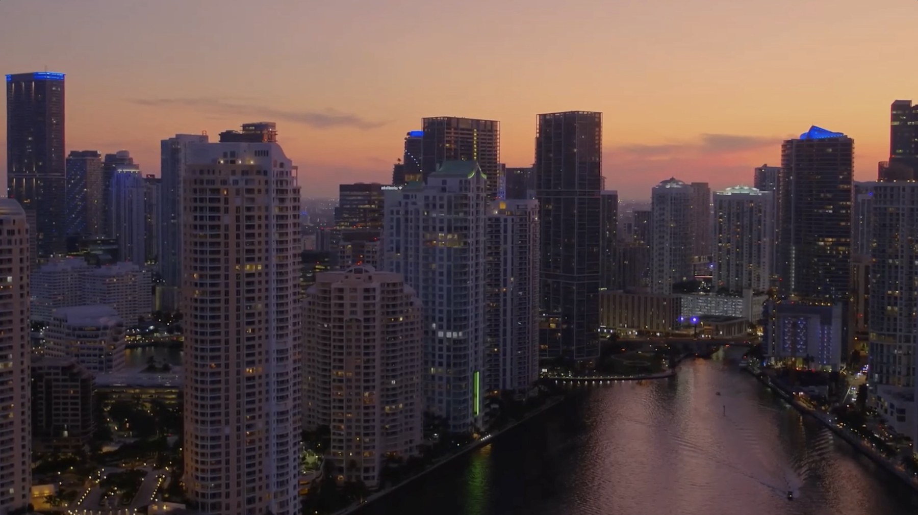 Domus Brickell — vista aérea de Brickell y Downtown Miami al atardecer