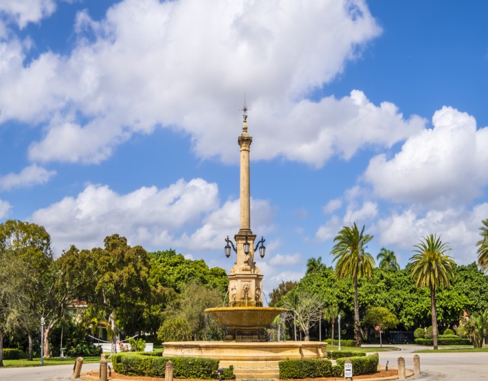 The Village at Coral Gables — fuente emblemática de Coral Gables, la Ciudad Bella