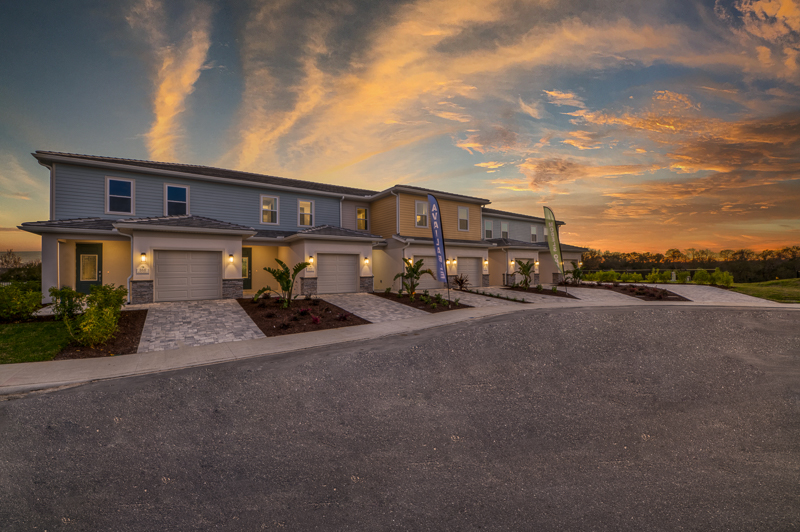 SPECTRUM+ at Reunion Resort: exterior al atardecer de townhomes vacacionales en Reunion Resort, Kissimmee, Orlando
