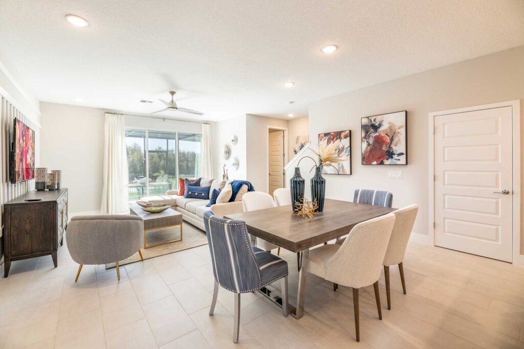 Interior modelo de townhome SPECTRUM+ at Reunion Resort: cocina y sala de 3 dormitorios en Kissimmee, Orlando