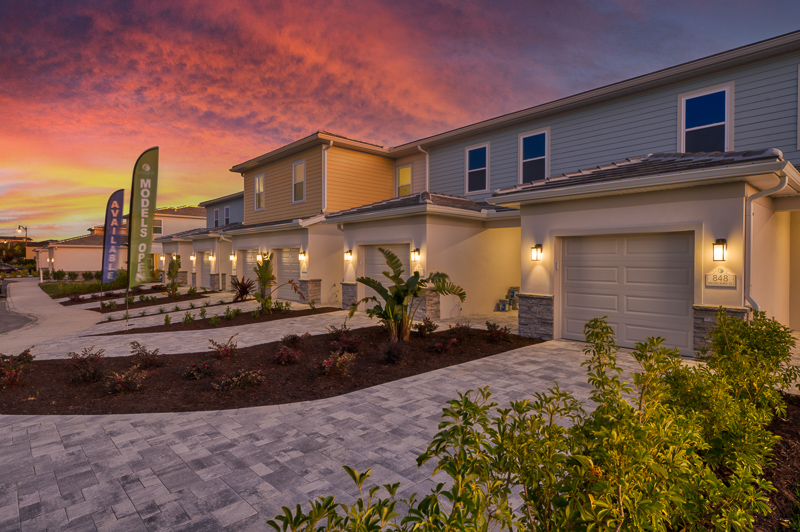 Comunidad de townhomes vacacionales SPECTRUM+ at Reunion Resort al atardecer, Kissimmee, Orlando