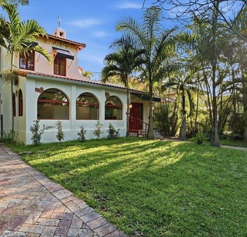 Exterior de casa Spanish Colonial de 1926 en Coral Gables