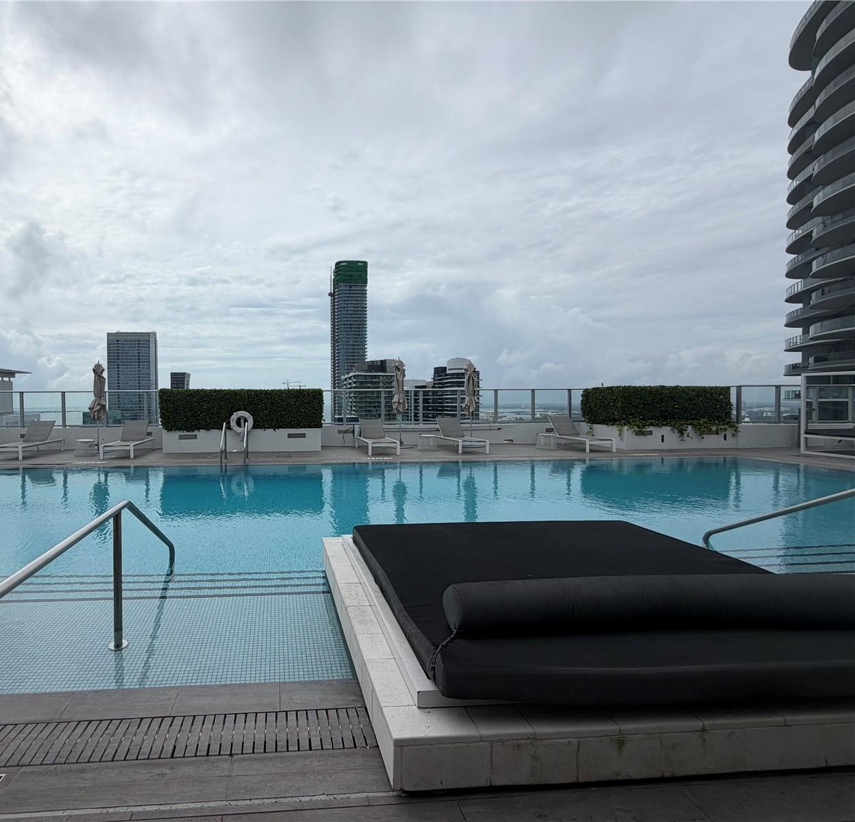 Piscina en la azotea de 1010 Brickell