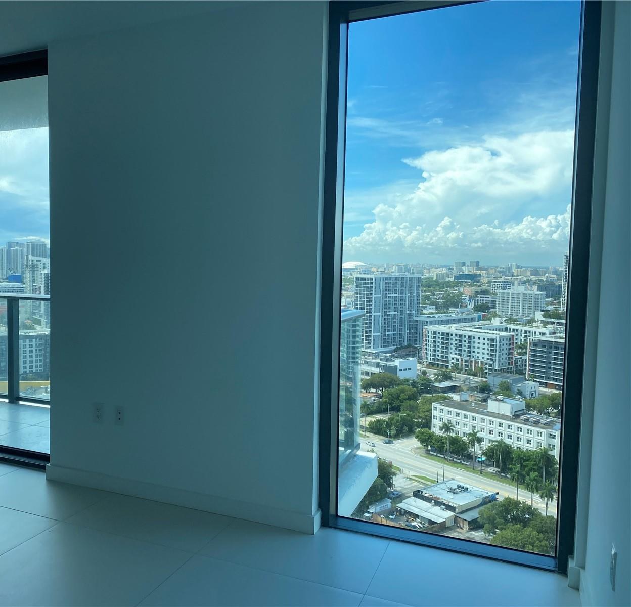 Sala con ventanales y vista en Paraiso Bayviews, Edgewater
