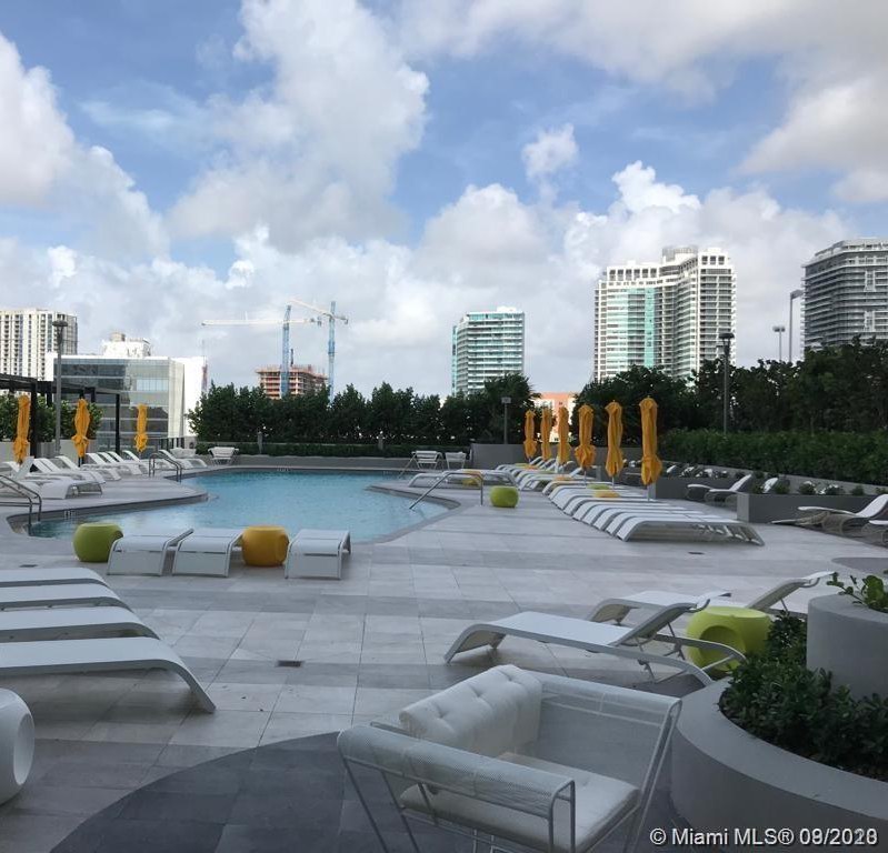 Piscina en la azotea del complejo Paraiso, Edgewater