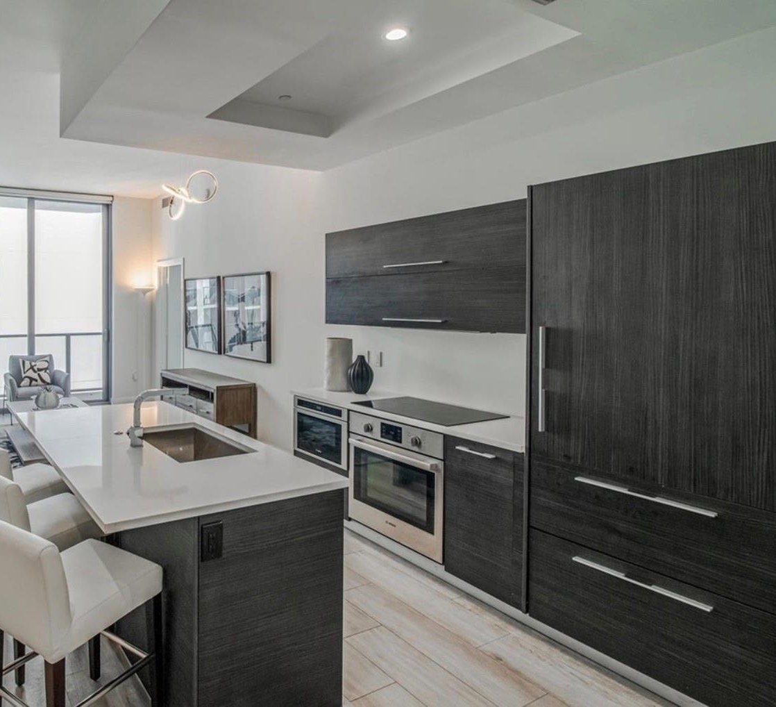 Cocina y sala abiertas en Brickell Heights West
