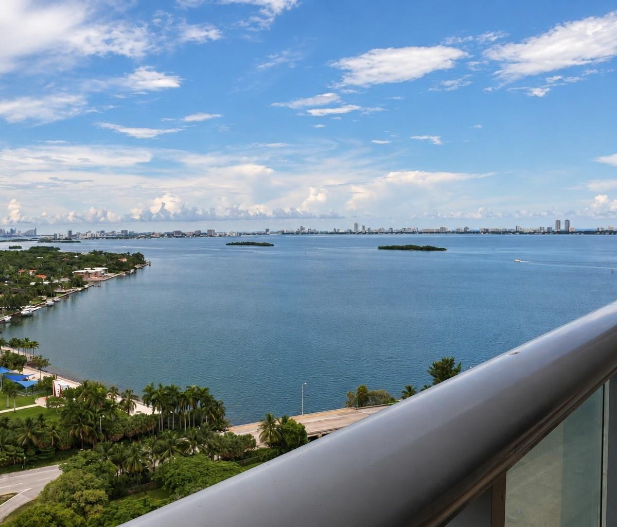 Vista directa a la bahía de Biscayne desde Blue Condo, Edgewater