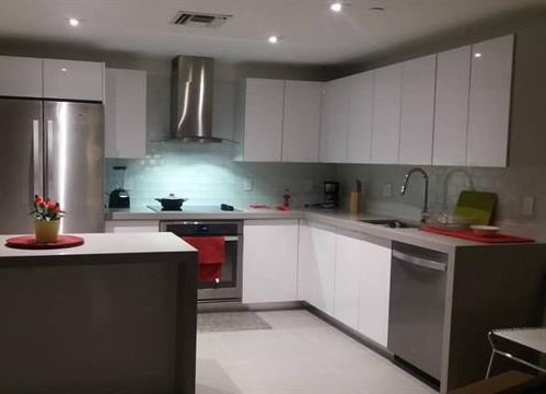 Cocina de la unidad amoblada en Canvas, Downtown Miami