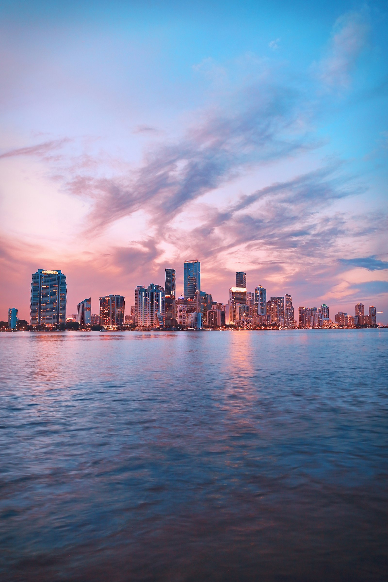 Skyline de Miami al atardecer: inversión inmobiliaria en Miami para mexicanos