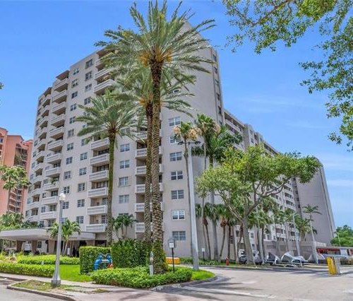 Edificio frente al agua en Gables Waterway, Coral Gables