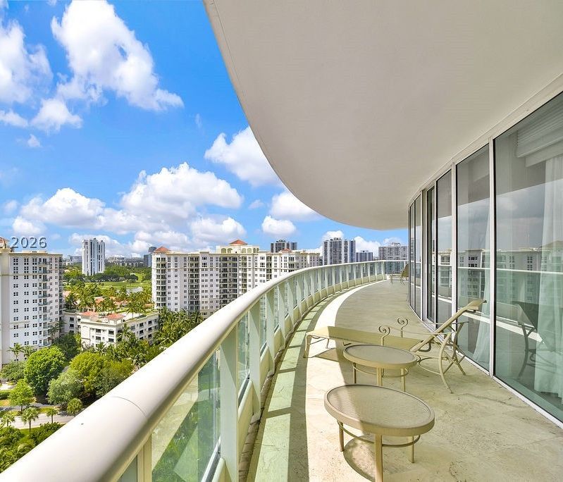Otra vista de la residencia en Porto Vita South, Aventura