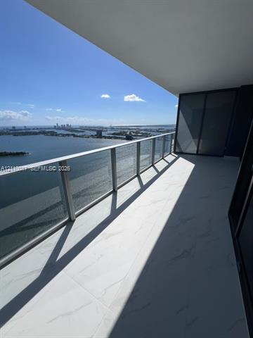 Otra vista de la residencia en A estrenar frente a la bahía en Aria Reserve