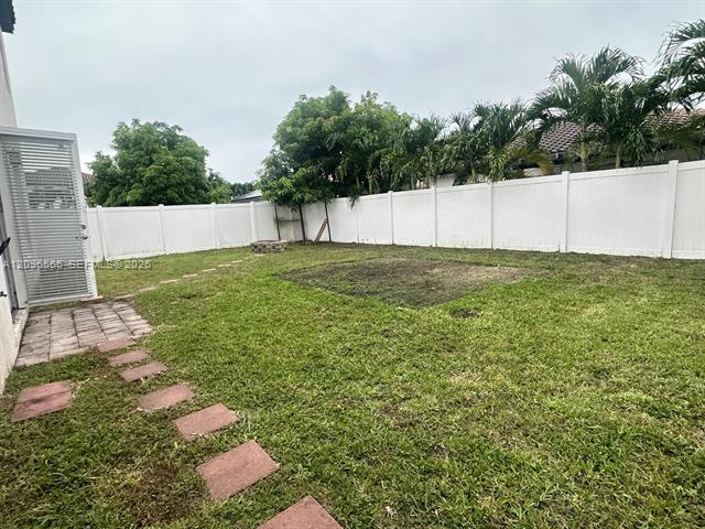 Patio trasero con cerca de casa en Kendall