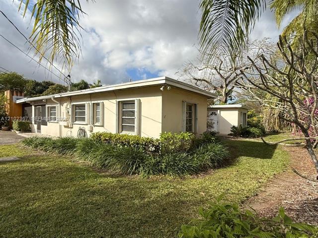 Exterior de casa con lote amplio en Kendall