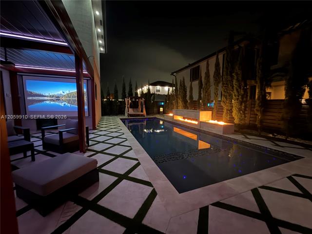 Piscina climatizada con cine exterior en Kendall