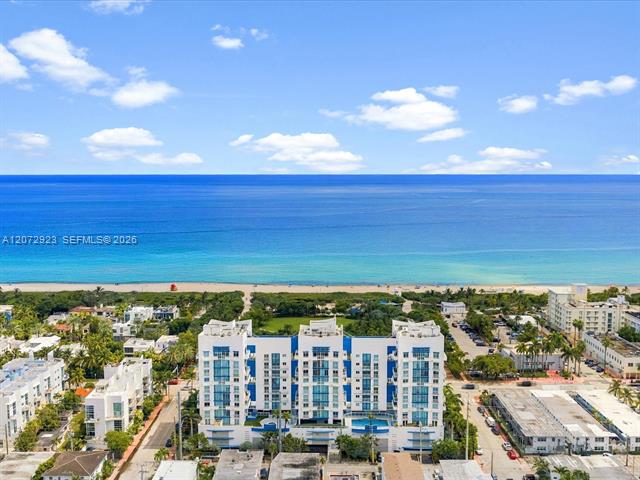 Vista aérea de Oceanblue Condo y su piscina, Miami Beach
