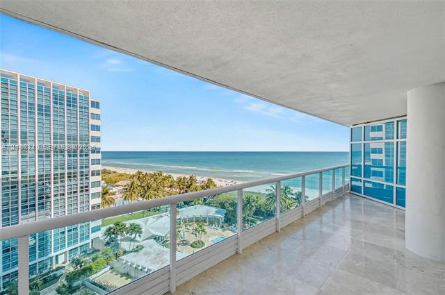 Balcón amplio con vista al mar en Capobella Condo, Miami Beach
