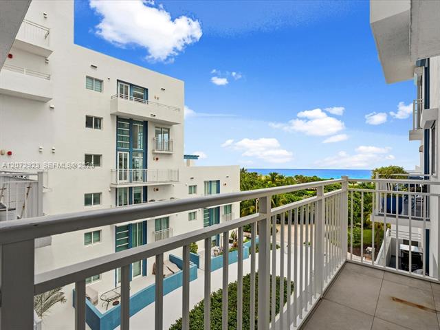 Balcón con vista al mar en Oceanblue Condo, Miami Beach