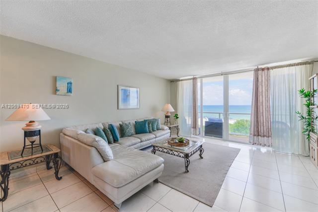 Sala con vista al mar en The Pavilion Condo, Miami Beach