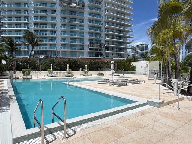 Piscina de Peloro Condo, Miami Beach