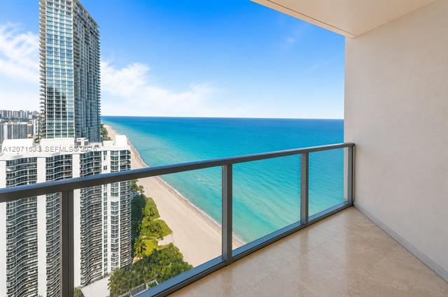 Balcón con vista al océano en La Perla Condo, Sunny Isles Beach