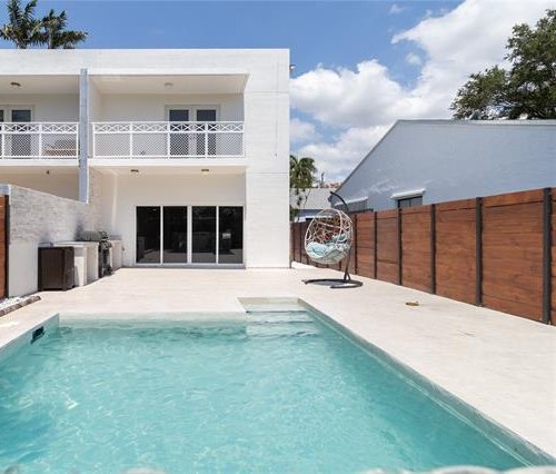 Parte trasera con piscina de townhouse en Coconut Grove