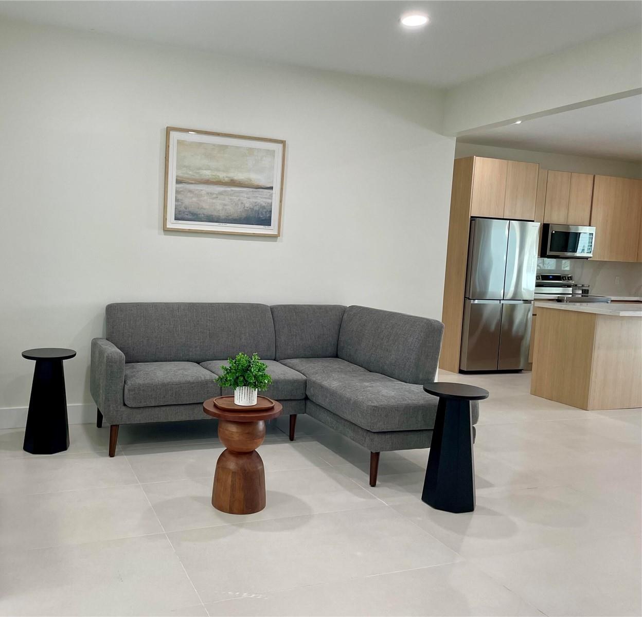 Sala de dúplex amoblado en South Gables