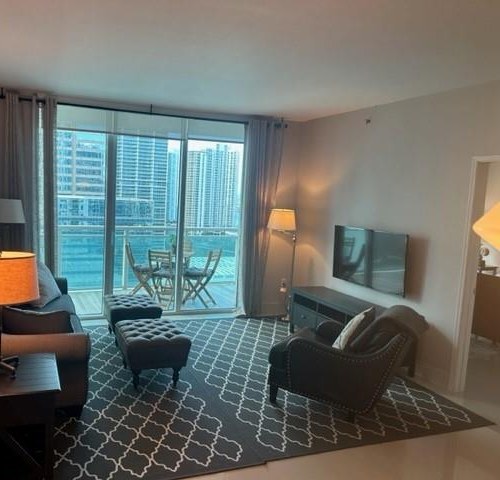 Sala amoblada con vista a la bahía en The Plaza, Brickell