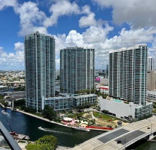 Vista del río Miami y las torres de Brickell