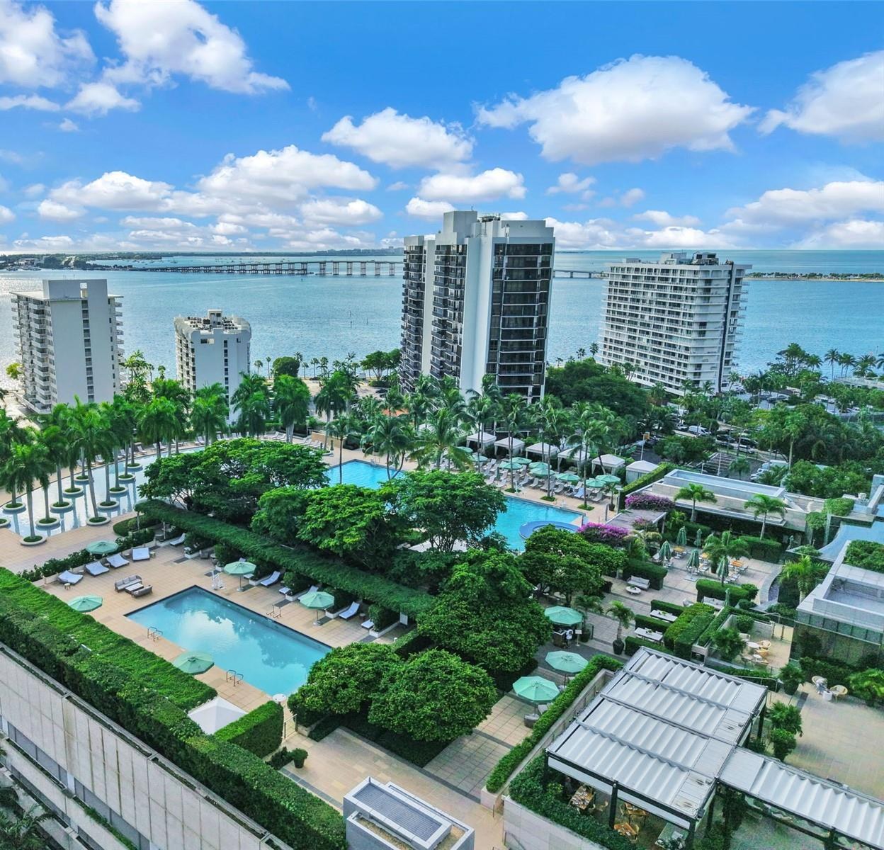 Vista aérea de la piscina del Four Seasons y la bahía de Biscayne