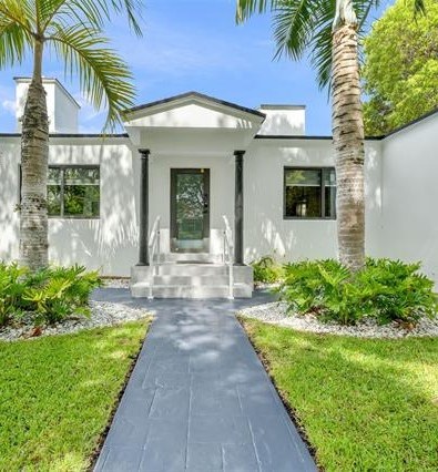 Exterior de casa remodelada en Shenandoah, Miami